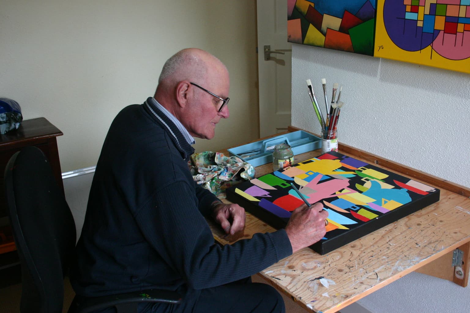 Jocavo aan het schilderen in het atelier